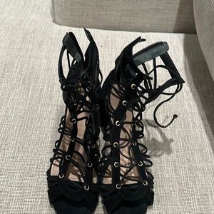 Beautiful black Lea woman shoes, comfortable and adjustable to your feet!